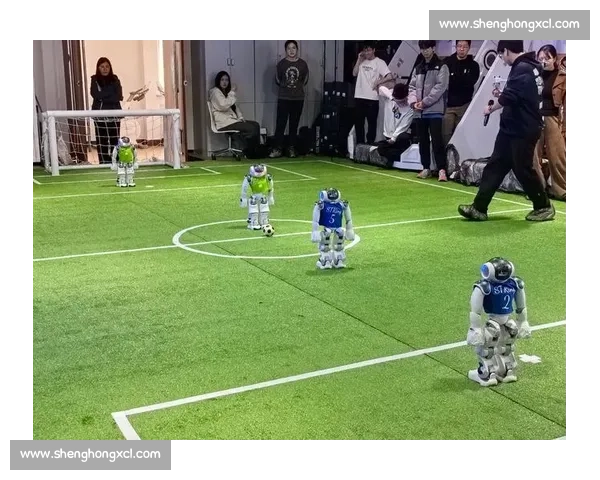 机器人足球赛连环翻车,担架员成意外主角 机器人足球赛连环翻车,担架员成意外主角