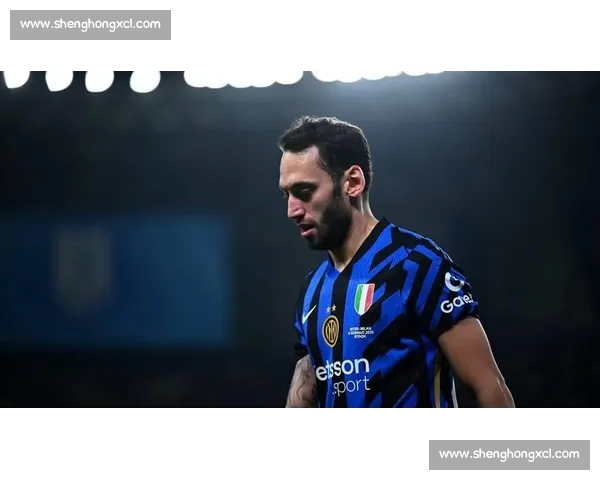 土媒：加拉塔萨雷暂停恰尔汗奥卢谈判，转攻曼城中场 B 席