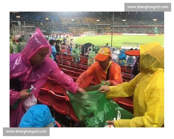 南京球迷 “人走场净” 赛场内外皆风景